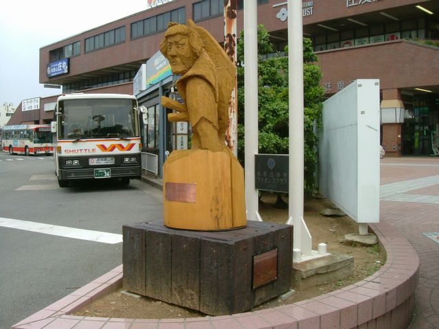 南海和歌山市駅前に立つ雑賀孫市の木像